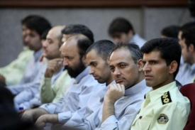 Prominentní íránští opozičníci před soudem.