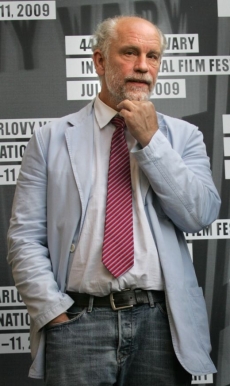John Malkovich prý uvažuje o roli ve filmu Pavlíny Němcové.