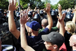 Demonstranti se neměli k opu&scaron;těn&iacute; stadionu a policie musela zakročit.