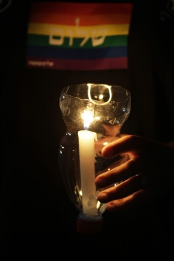 Demonstranti měli svíčky a nálepky v barvách duhy.
