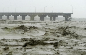 Mohutné vlny strhávaly i mosty.