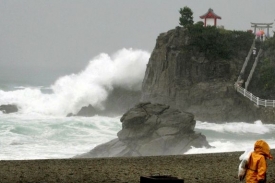 Tajfun rozbíjel o japonské pobřeží několikametrové vlny.