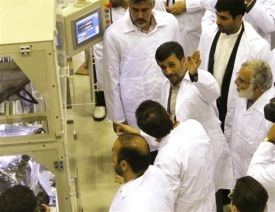 V dubnu Ahmadínežád hrdě inauguroval jaderné zařízení v Isfahanu.