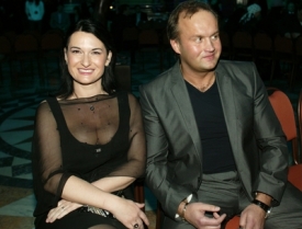 Mirka Čejková s manželem Markem Vítem na loňské módní přehlídce.