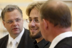 Usměvavý terorista Gelowicz se svými obhájci.
