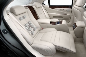 Příplatková pravá zadní sedačka Lexusu LS 600h L nazvaná „otoman“ umí čtyři druhy masáže, lze si nastavit také její intenzitu a rychlost.
