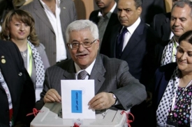 Palestinský prezident Abbás u volební urny.