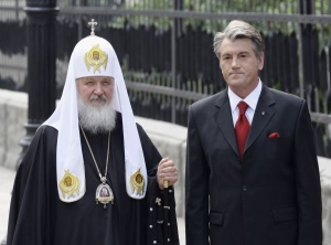 Moskevský patriarcha Kyril s Juščenkem. Opatrná návštěva v Kyjevě.