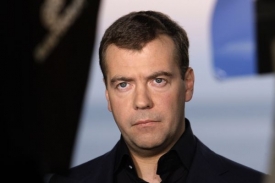 Medveděv nahrává pro svůj web. S kamennou tváří kritizuje Ukajinu.
