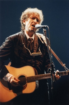 Bob Dylan je původním vyznáním Žid. Zároveň ale věří v Boha.