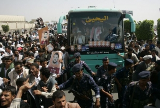 Na klerikův autobus čekaly v metropoli San'á davy.