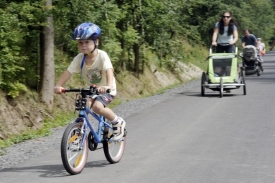 Jihočeský kraj rozdá dětem 2000 cyklistických přileb.