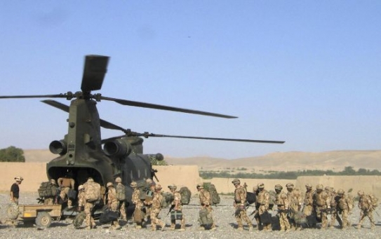 Do akce. Vrtulníky Chinook odvážejí vojáky na delší patroly.