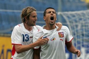 Jaroslav Plašil oslavuje gól se střelcem Milanem Barošem.