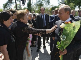 Ruský premiér si potřásá rukou s obyvateli Suchumi.