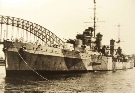 Zničený australský křižník Sydney ve stejnojmenném městě.
