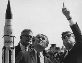 Von Braun vysvětluje prezidentovi Kennedymu princip rakety Saturn.
