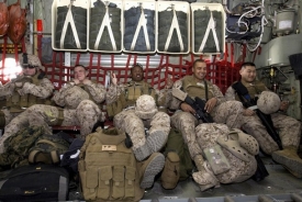 Američtí vojáci při transferu do Afghánistánu.
