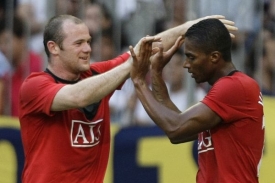 Wayne Rooney (vlevo): Manchester nepotřebuje utrácet.