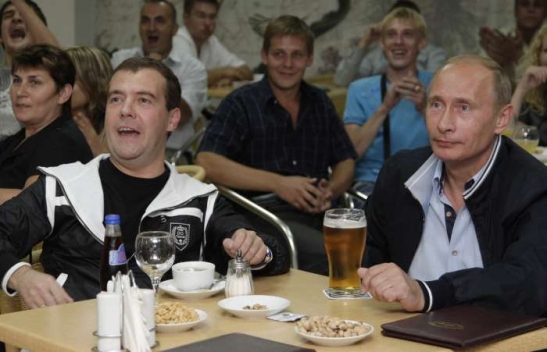Putin a Medvěděv popíjejí v kavárně v Soči.