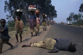 Hutuové, 'vinící' genocidy prachají z obav z pomsty Tutsiů do Konga.