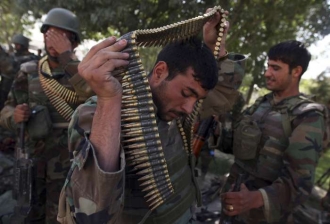 Afghánští vojáci se připravují na strážení volebních místností.
