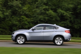 Hybridní BMW X6 poznáte podle malé „boule“ na kapotě, kterou ostatní modely nemají. Nebo této světle modré metalízy, rovněž určené poze pro hybrid.
