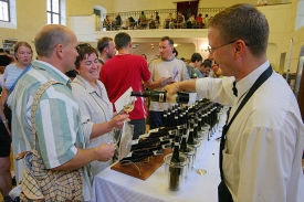 Degustace vín na Vinařské tržnici v zámeckém sále.