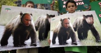 Putin a jeho správce Čečny Kadyrov na nelichotivém plakátu.