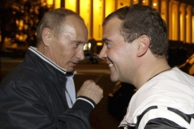 Ještě pár let to spolu vydržíme... Vladimir Putin a Dmitrij Medveděv.