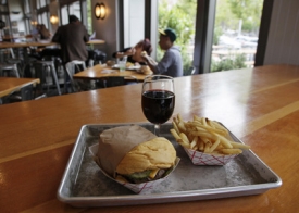 Fast foody v Americe začínají nabízet v rámci meníček pivo a víno.