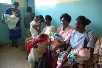 Ordinace pro čerstvé matky s dětmi v Keni.
