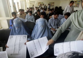 Afghánci poslouchají pokyny k blížícím se volbám.