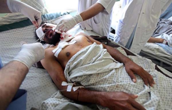 Zraněný explozí v kábulské nemocnici.