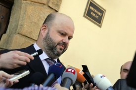 Ministru vnitra Martinu Pecinovi došla s extremisty trpělivost.