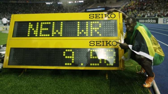 Usain Bolt vylepšil světový rekord v běhu na 100 m na 9,59 s.