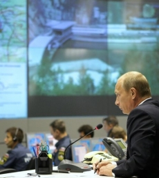 Premiér Vladimir Putin svolal z Moskvy mimořádnou telekonferenci.