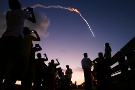 S raketou Delta II se přišlo rozloučit početné publikum.