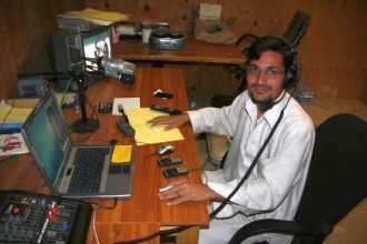 Novinář rádia vysílajícího z americké základny Shank v Lógaru.