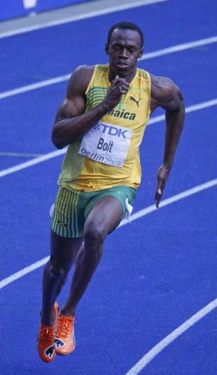 Usain Bolt při rozběhu závodu na 200 metrů.