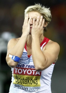 Nespokojená Barbora Špotáková v průběhu finále.