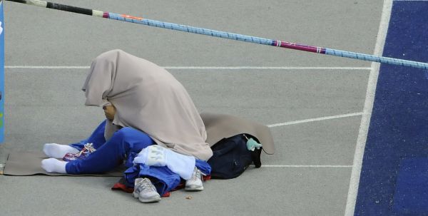 Jelena Isinbajevová se před třetím pokusem schovávala pod osušku.