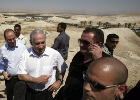 Premiér Netanjahu (druhý zleva) u hranice Západního břehu a Jordánska.