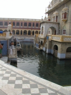 Chrám Paňdža Sahab obklopuje jezírko s posvátnou vodou.
