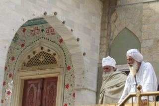 Sikhové v bílých turbanech.