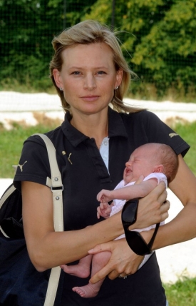 Jachtařka Lenka Šmídová je přes tři týdny matkou dcery Viktorie.