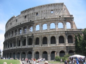 Římské koloseum, turistické lákadlo první kategorie.