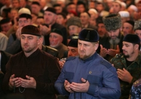Čečenský prezident Ramzan Kadyrov (napravo) v mešitě v Grozném.
