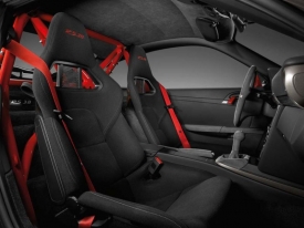 Karbonové skořepinové sedačky a ochranná klec jsou v Porsche 911 GT3 RS součástí standardní výbavy.