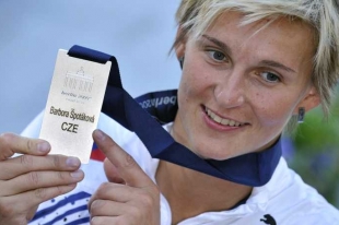 Oštěpařka Barbora Špotáková se stříbrnou medailí.